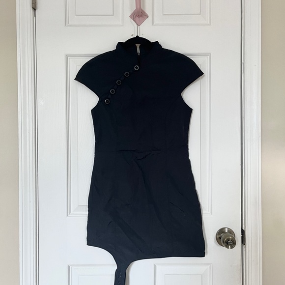 Hyein Seo qipao dress in black - Picture 2 of 4